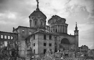 Max Baur, Blick vom Blücherplatz auf die Ruinen des Alten Rathauses und der Nikolaikirche, 1946–1948, Potsdam Museum  Lichtbild-Archiv Max Baur