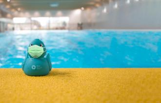 Badeente mit Mundschutz,