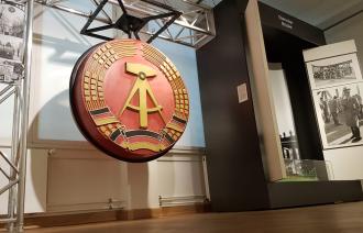 DDR-Emblem von der Glienicker Brücke, Potsdam Museum,