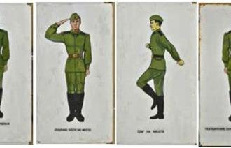 Vier Blechschilder mit salutierenden Soldaten,