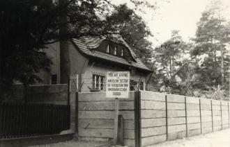 Blick über die Mauer auf das Haus Neue Kreisstraße Ecke Stubenrauchstraße,