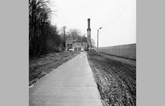 Foto: Blick zum historischen Dampfmaschinenhaus, 1990 © Potsdam Museum, Foto Matthias Kupfernagel, M_120-18