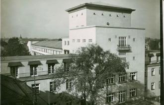 Blick vom Dach des alten Städtischen Krankenhauses nach Norden zum Turm über dem Haupt-eingang. Städtische Lichtbildstelle 1929, Foto: PM, Lizenz: PM
