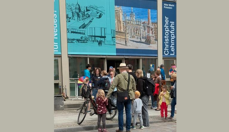 Viele Menschen vor dem Eingang des Potsdam Museums