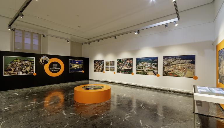Blick in den Ausstellungsbreich mit Bildern von Lutz Hannemann