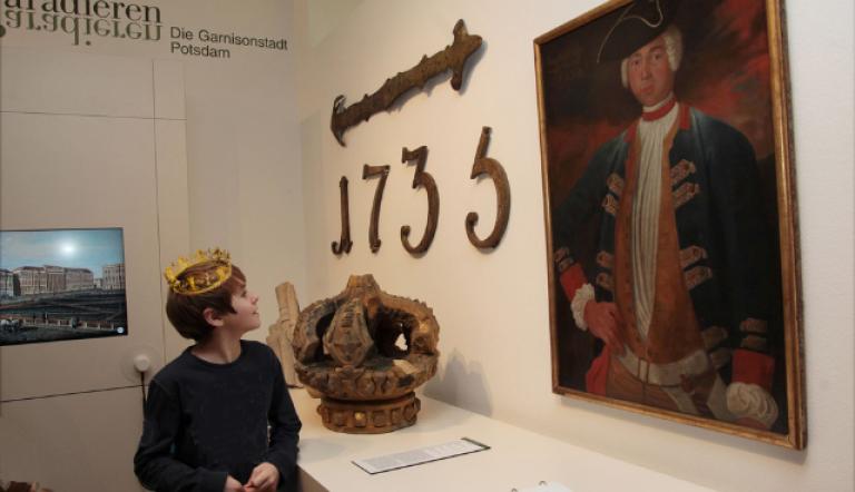 Junge in Ausstellung