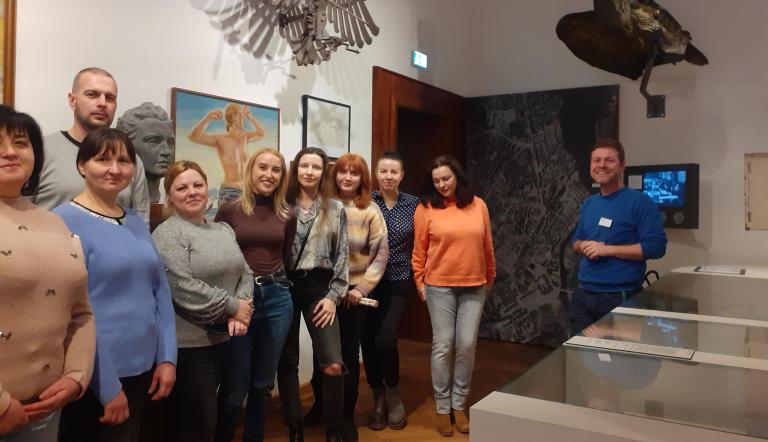 Stadtgeschichtliche Ausstellung des Potsdam Museums Gruppe Besuchender in der stadtgeschichtliche Ausstellung