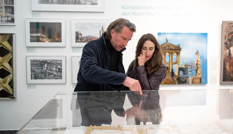 Besuchende in der Ausstellung
