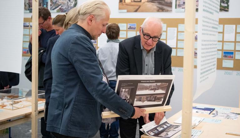 Besuchende in der Ausstellung