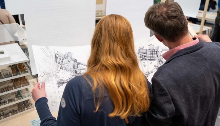 Besuchende in der Ausstellung