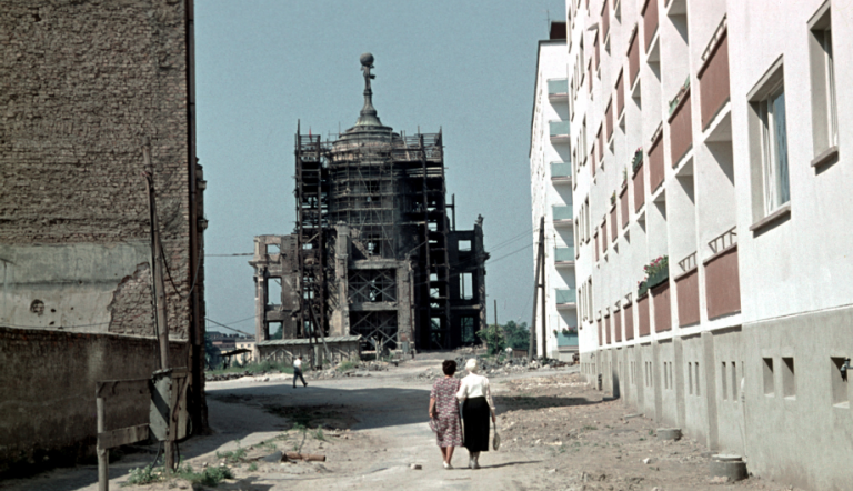 Farbfoto mit Blick durch die ehem. Burgstraße zur Ruine des Alten Rathauses, um 1962