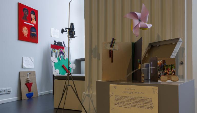 Mehere Weltverbesserungsmaschinen im Ausstellungsraum