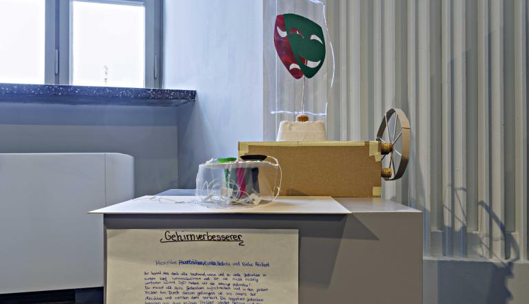 Weltverbesserungsmaschine auf einem Sockel