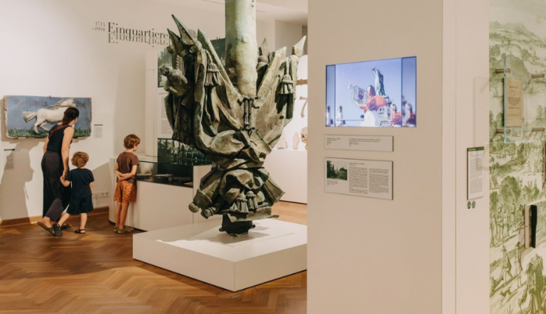 Eine Familie schaut sich eine Ausstellung an.