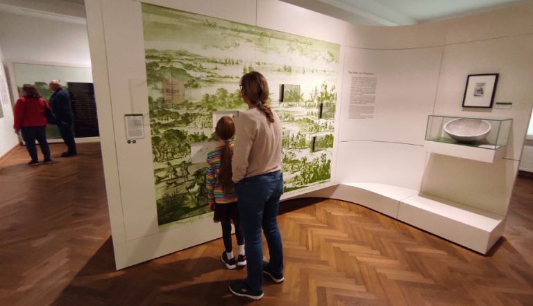 Eine Frau und ein Mädchen schauen sich eine Ausstellung an.
