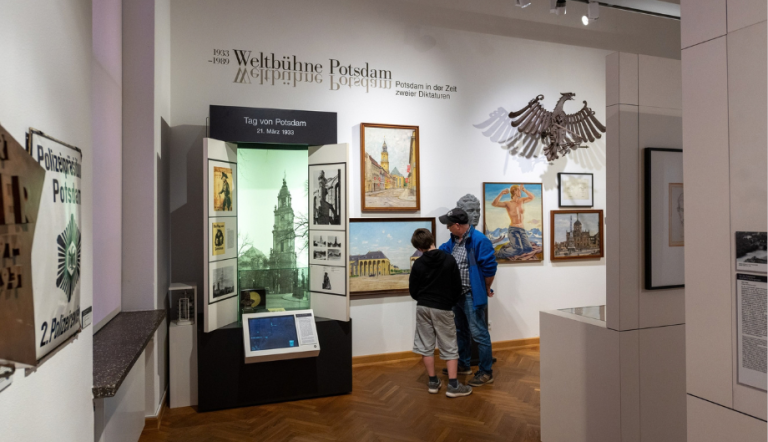 Ein Mann und ein Junge schauen sich eine Ausstellung an.