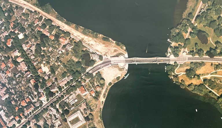 Mauerstreifen an beiden nördlichen Ufern der Glienicker Brücke
