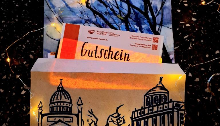 Briefumschlag mit Gutschein stimmungsvoll fotografiert