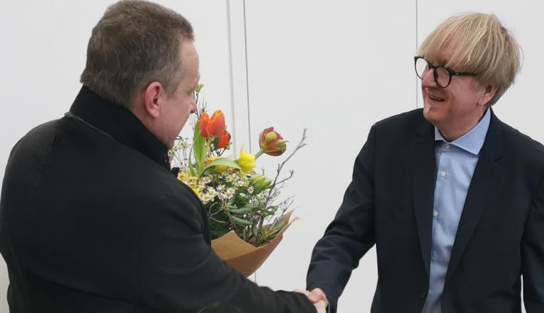 Beigeordnter Torsten Wiegel beglückwünscht Hannes Wittenberg