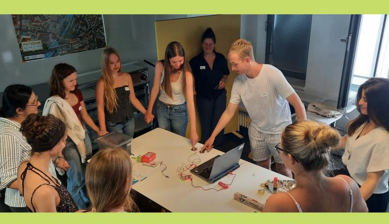 Gruppe Jugendlicher bei einem Projekt