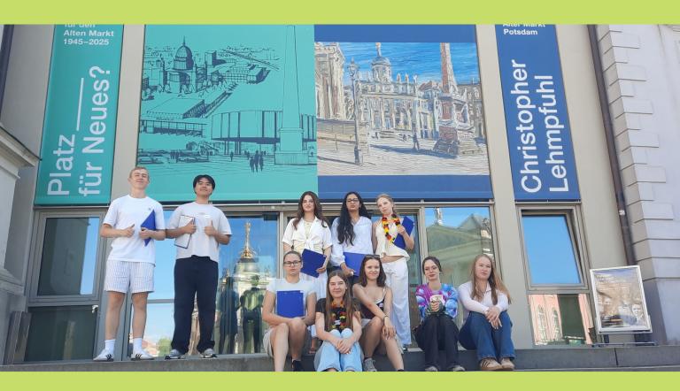 Gruppe Jugendlicher vor dem Museum