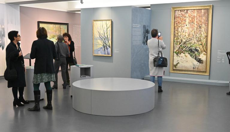 Besuchende in der Ausstellung