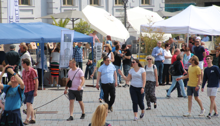 Menschen und Stände auf dem Alten Markt