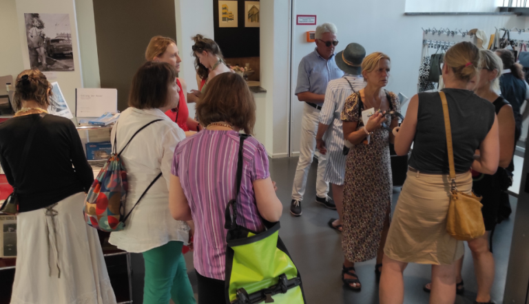 Menschen im Foyer des Potsdam Museums
