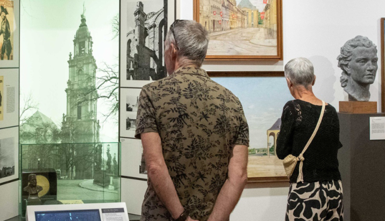Zwei Personen in der Stadtgeschichtlichen Ausstellung