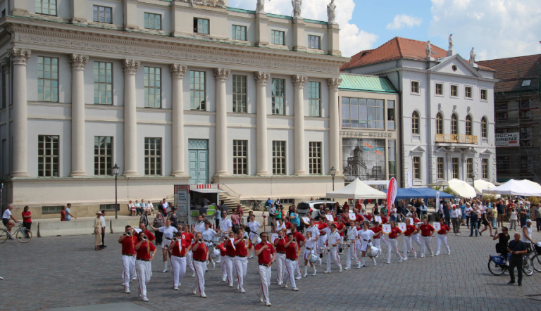 Fanfarenzug vor dem Potsdam Museum auf dem Alten Markt