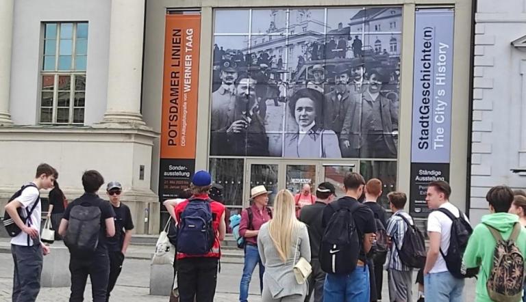 Postdam Museum - Jugendgruppe vor dem Haus Jugendgruppe vor dem Eingang des Potsdam Museums