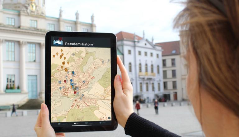 Ansicht eine Tabletts mit der PotsdamHistory App