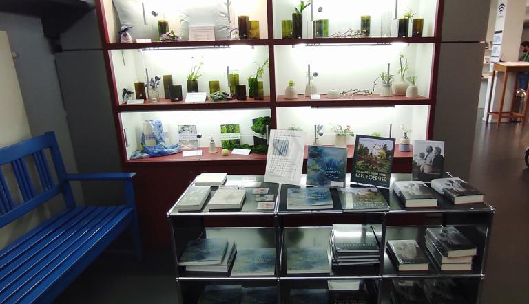 Ansicht von Museumsshop-Regalen