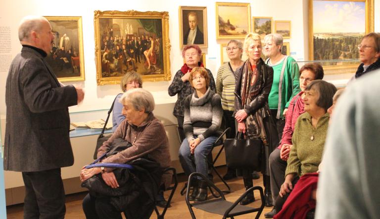 Gruppe Besuchender bei einer Führung in der stadtgeschichtlichen Ausstellung