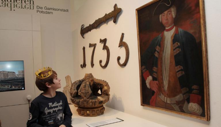 Kind in der Ausstellung