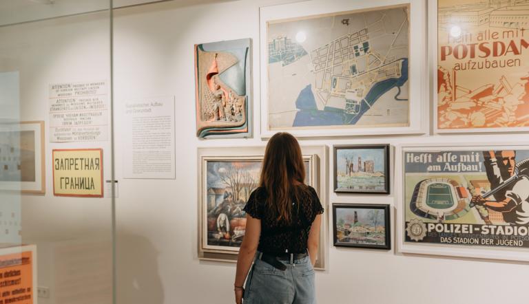 Besucherin in der Stadtgeschichtlichen Ausstellung