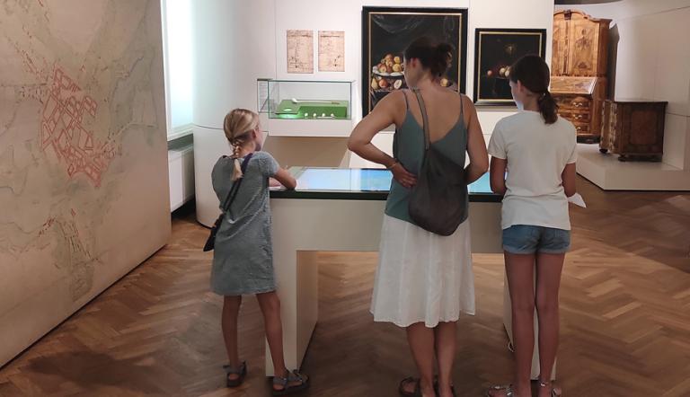 Kinder mit Rätselbogen in der stadtgeschichtlichen Ausstellung