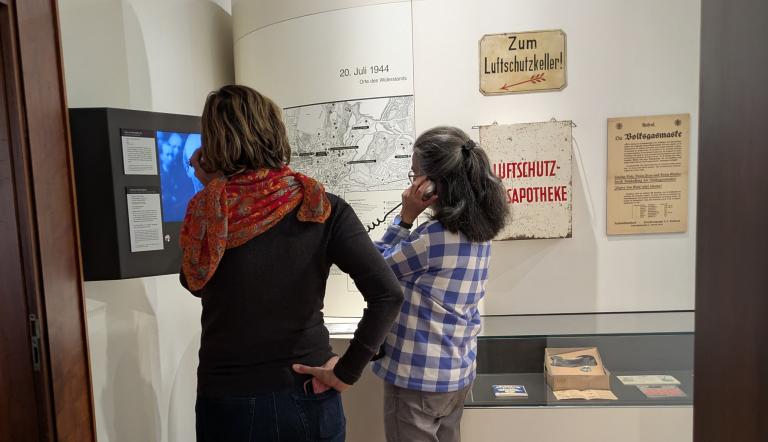 Besuchende in der Ausstellung