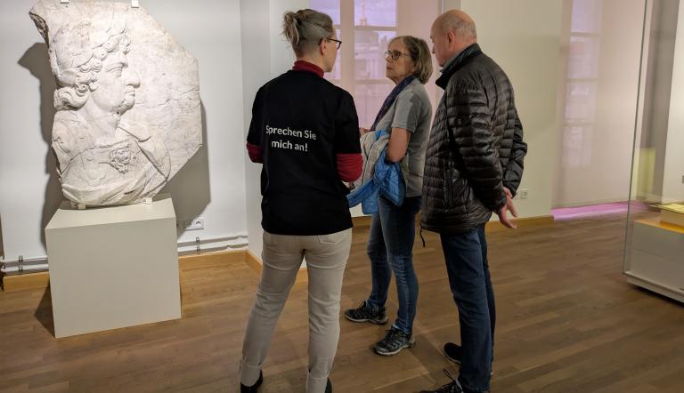 Besuchende in der Ausstellung
