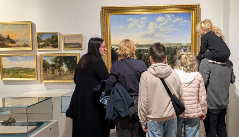 Besuchende in der Ausstellung