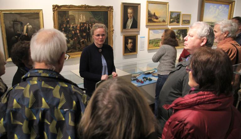 Gruppe bei einer Führung in der stadtgeschichtlichen Ausstellung
