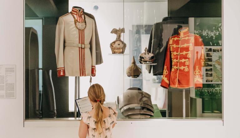 Kind mit Rätselbogen in der stadtgeschichtlichen Ausstellung