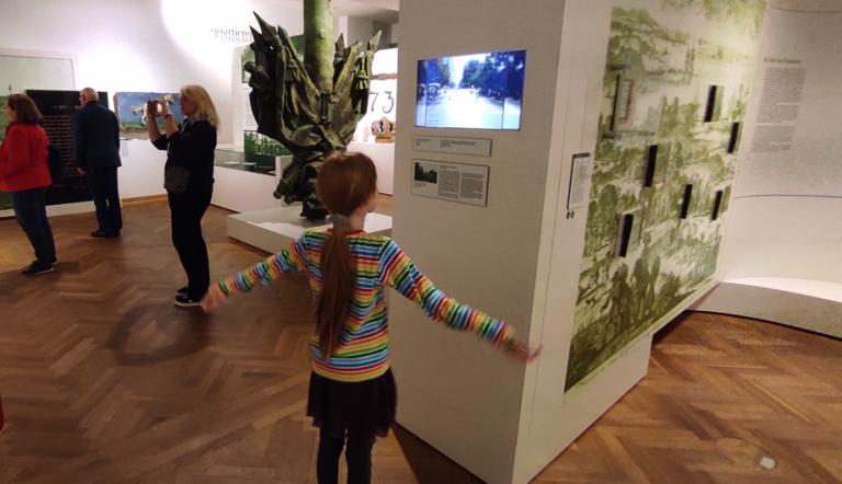 Kind in der Ausstellung