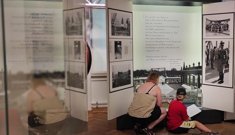 Kind mit Rätselbogen in der stadtgeschichtlichen Ausstellung