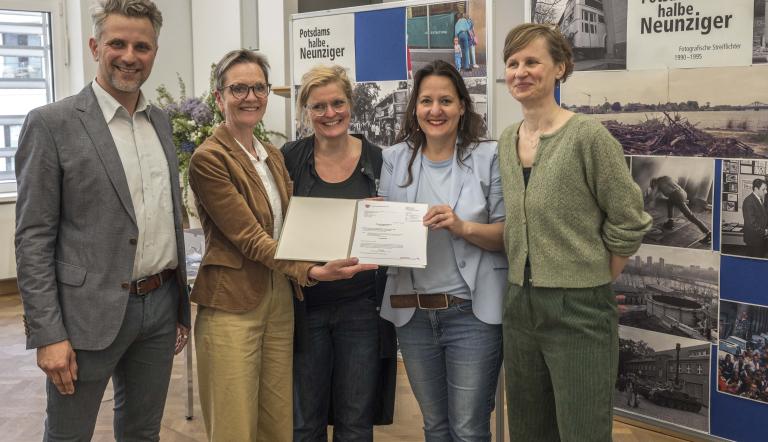 Ministerin Manja Schüler, Museumsdirektor Thomas Steller, Kultur-Fachbereichsleerin Brigit-Katharine Seemann und die Kuratorinnen JudithGranzow und Anja Tack