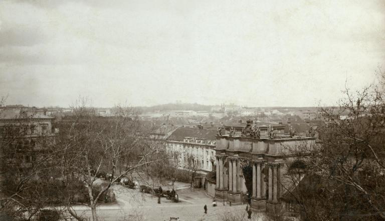 Luisenplatz mit Brandenburger Tor, um 1885 © Potsdam Museum,
