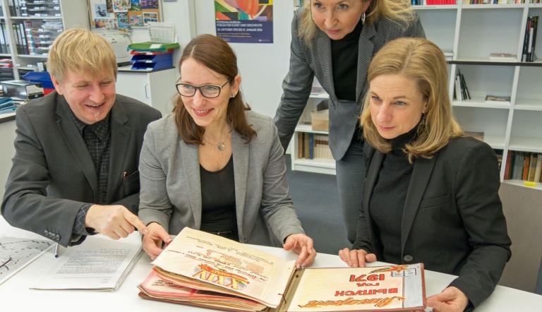 Verlagsleiterin Janine Gronwald-Graner (2.v.r.) und Chefredakteurin Sabine Schicketanz (r.) über geben das Albrum an die Museumsdirektorin Dr. Jutta Götzmann (2.v.l.) und Vize-Chef Hannes Wittenberg (l.),
