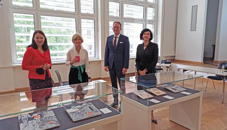 Dr. Jutta Götzmann, Museumsdirektorin, FRANEK, Künstlerin, Daniel Keller, Vorstand Berliner Volksbank e.G., Noosha Aubel, Beigeordnete Bildung, Kultur, Sport und Jugend der Landeshauptstadt Potsdam (v.l.n.r),