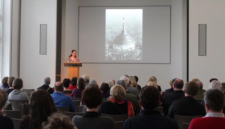 Eröffnungsrede der Museumsdirektorin Dr. Jutta Götzmann© Potsdam Museum,