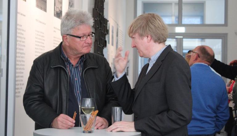 Jürgen Krakher, Förderverein Potsdam Museum im Gespräch mit Hannes Wittenberg, stellv. Direktor des Potsdam Museums© Potsdam Museum,